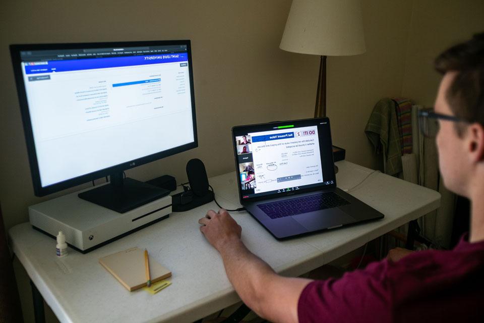 学生在电脑屏幕前的照片